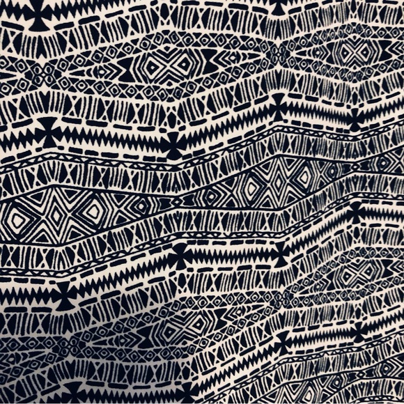 Novoh Black White Print Sleeveless Xover Front Blouse Size L - Picture 3 of 4